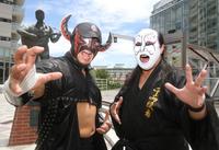 　デイリースポーツ本社を訪れ、２３日の大会をＰＲする（左から）大阪プロレスのブラックバファロー、松山勘十郎