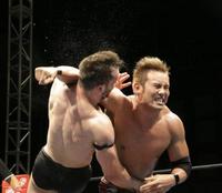 プリンス・デヴィットにレインメーカーを決める、オカダ・カズチカ(右)