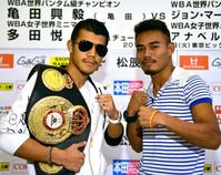 タイトルマッチに向け気合みなぎる(左から)王者の亀田興毅と挑戦者のジョン・マーク・アポリナリオ(撮影・持木克友)