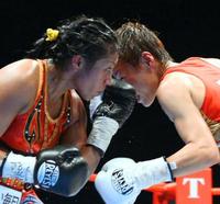 8回、オルティス(左)が多田の顔面に左アッパーを浴びせる=東京ビッグサイト(撮影・金田祐二)