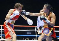 10回、アナベル・オルティス(右)の右ストレートを顔面に受ける多田悦子(撮影・金田祐二)