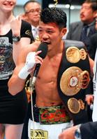 防衛を果たし、ベルトを肩にかけてファンに向かってあいさつする亀田興毅