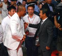 防衛に成功後、清原和博氏(左)と笑顔で話す亀田史郎氏