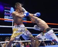 11回、ジョン・マーク・アポリナリオ(左)の顔面に左ストレートをたたき込む亀田興毅(撮影・金田祐二)