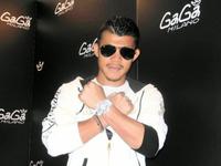 腕を交差させ、7度目の防衛の喜びを表現する亀田興毅=東京都港区のガガミラノ表参道店