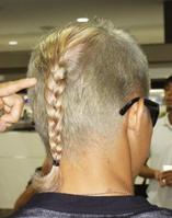 世界戦へ向けて亀田3兄弟のイメージをカラーした髪型を披露する亀田和毅