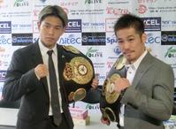 次戦が決まり、ベルトを巻いてポーズを取る井岡一翔(左)と宮崎亮