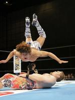 矢野通(下)にムーンサルト・プレスを放つ飯伏幸太