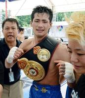 WBAフライ級暫定新王者となり、ポーズをとる江藤光喜(共同)