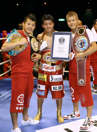 　亀田大毅（中央）がタイトルを獲得し、興毅（左）、和毅（右）とそろって世界王者となった亀田３兄弟