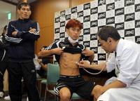 予備検診を受ける井岡一翔。左は挑戦者のクワンタイ・シスモーゼン(撮影・山口 登)