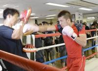 練習を開始した村田諒太(右)はミット打ちで右ストレートを放つ(撮影・開出 牧)