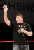 大みそかの参戦が決定しリングであいさつする石井慧