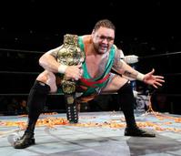 新3冠王者になり新しい3冠ベルトとポーズを決める曙