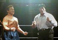 天龍源一郎(左)からマシンガンチョップの要請を受け、気合を入れる小橋建太氏