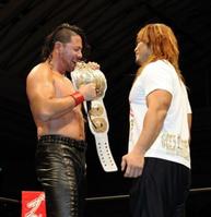 次期挑戦者に棚橋弘至(右)を指名する中邑真輔(撮影・岡田育磨)