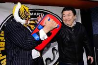 初代タイガーマスクに強烈な張り手を打ち込む元貴闘力の鎌苅忠茂氏(撮影・金田祐二)