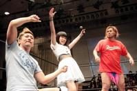 大石真翔(左)男色ディーノ(右)とタッグを組む事になった、伊藤麻希