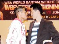 挑戦者の孫正五(右)に〝メンチ〟を切る亀田興毅=韓国・済州市の済州グランドホテル