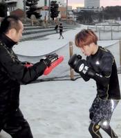 砂浜でミットを打ち込む井岡一翔