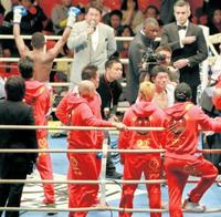 両手を上げて喜ぶソリス(左)と判定負けでがっくりの亀田大毅(撮影・山口 登)