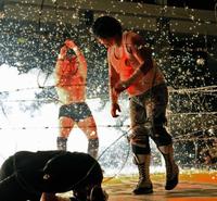 大仁田(右)に投げられ被弾する高山