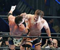 ロブ・コンウェイ(左)をラリアット一発で沈めた小島聡