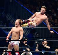 内藤哲也(左)にミサイルキックをたたき込むオカダ・カズチカ