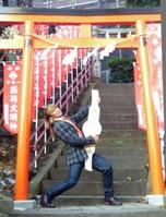 2・9広島で再戦が決まった中邑真輔をまねて体をくねらせながら、エアギターポーズをきめる棚橋弘至