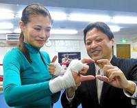 「これだけください」と言わんばかりに金平会長(右)に札束の厚さを示す高野人母美