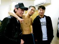 父(右)と弟(左)の祝福を受ける中谷正義