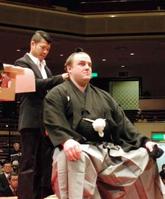 元大関把瑠都の断髪式ではさみを入れる亀田興毅