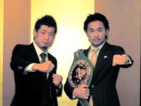 拳を突き出す長谷川穂積(左)と山中慎介