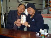 有刺鉄線の巻かれた祝儀袋で、3・21にタッグを組む大谷晋二郎(左)に結婚祝いを渡した大仁田厚