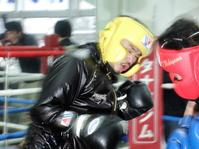 スパーリングで鋭いパンチを繰り出す河野公平