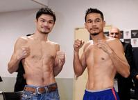 計量をクリアしファイティングポーズを決める河野公平(左)とデンカオセーン