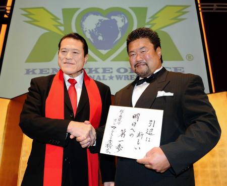 　アントニオ猪木氏（左）に色紙をもらい握手する佐々木健介（撮影・北野将市）