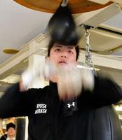 パンチングボールに打ち込む村田諒太(撮影・会津智海)