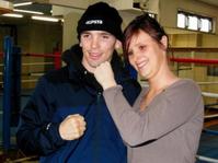 婚約者(右)とポーズをとるジャモエ=大阪帝拳ジム