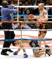 7回、マットに崩れる長谷川穂積(撮影・神子素慎一)