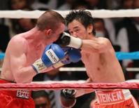 6回、山中慎介のパンチが顔面をとらえる山中慎介=大阪城ホール(撮影・神子素慎一)