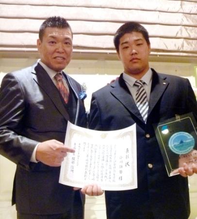 全国高校柔道選手権の個人無差別級で優勝した長男・雄勢（右）を祝福する小川直也
