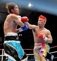 5回、石田順裕に右のパンチを入れる藤本京太郎(撮影・田村亮介)