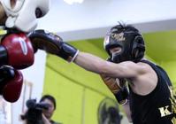 公開スパーリングを行った井岡一翔(右)=大阪市浪速区の井岡ジム(撮影・山口 登)