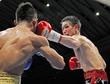 4ラウンド、原田門戸(左)の顔面に左をヒットさせる中谷正義=ボディメーカーコロシアム(撮影・飯室逸平)
