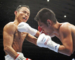 5ラウンド、小野心(左)の顔面に右をヒットさせる高山勝成(撮影・飯室逸平)