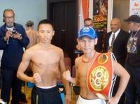 前日計量をパスした王者・高山(右)と小野