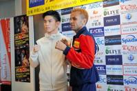 調印式でポーズをとる井岡(左)とアムナト