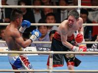 4回、中谷正義(右)は流血しながら原田門戸を激しく攻める=ボディメーカーコロシアム(撮影・神子素慎一