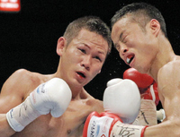 8回、小野心(右)の顔面にパンチをヒットさせる高山勝成=ボディメーカーコロシアム(撮影・飯室逸平)